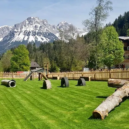Landhof Aparthotel 4*