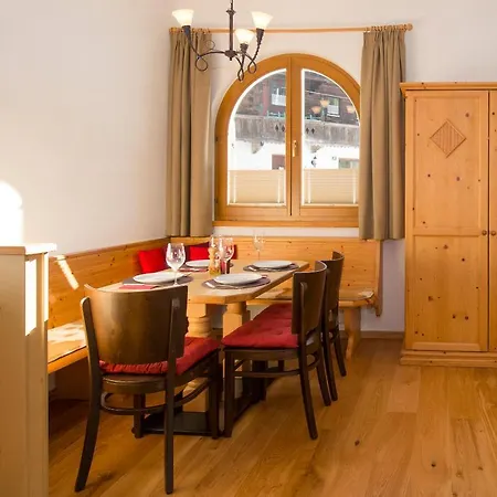 Landhof Aparthotel 4*