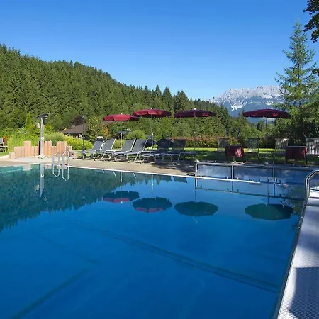 Landhof Aparthotel 4*